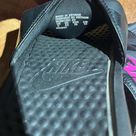 Nike Women’s Slides, size 7 - Picture 2 of 2